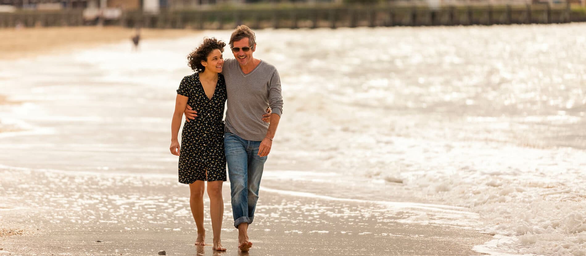 Couple en balade sur la plage de Trouville-sur-mer