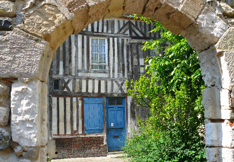 maison à colombages et porte bleue